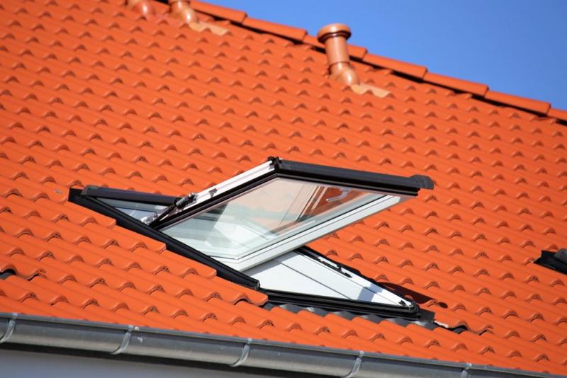 R&eacute;novation de toiture : comment int&eacute;grer une fen&ecirc;tre de toit parfaitement