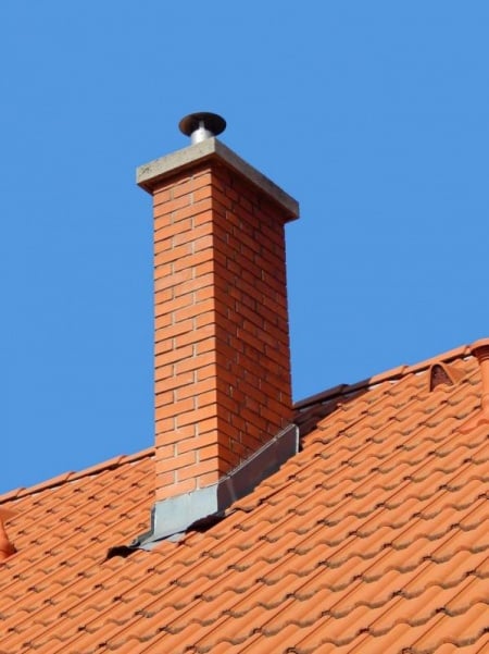 Un solin mal pos&eacute; fragilise l'&eacute;tanch&eacute;it&eacute; de la toiture autour des chemin&eacute;es